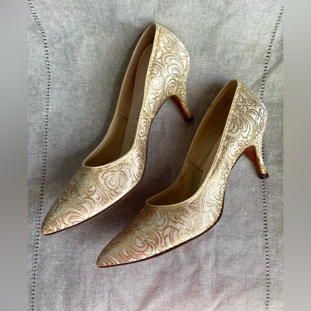 Vintage Vitality Shoes women’s heels size 7 gold embroidery on white.
